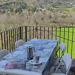 La Casa Amarilla Apartment *